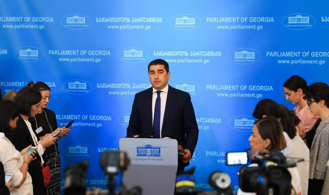 შალვა პაპუაშვილი – ხელს ართმევდნენ სისხლის სამართლის დამნაშავეს, ესაუბრებოდნენ და ატარებდნენ კორიდორებში