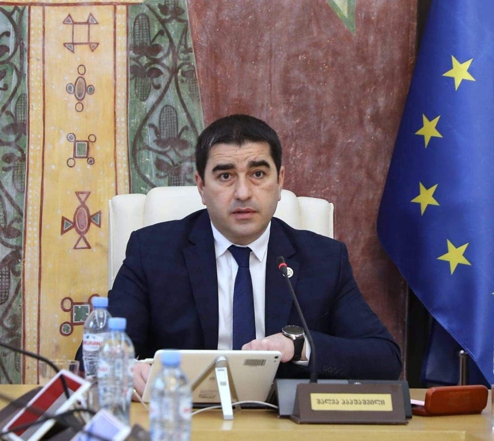 შალვა პაპუაშვილი ნატოს შტაბბინაში შეხვედრებს გამართავს