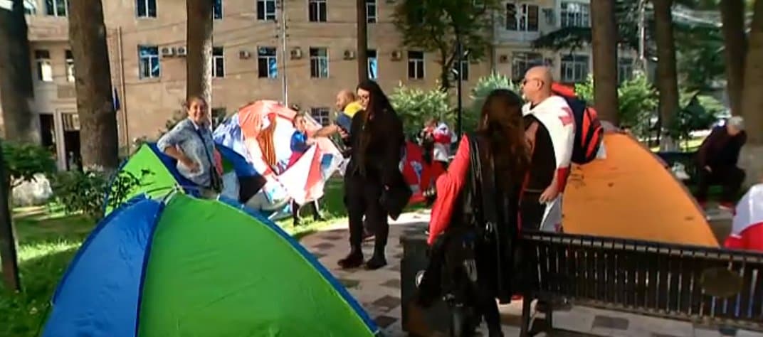 პარლამენტთან საპროტესტო აქცია იმართება