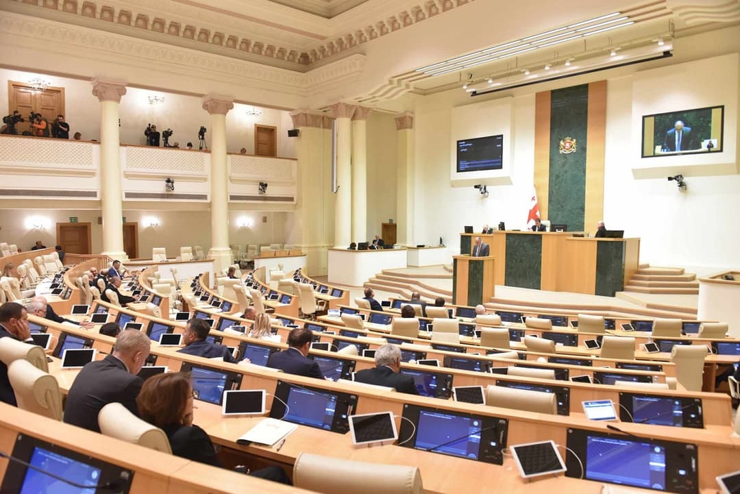 პარლამენტმა პრეზიდენტის იმპიჩმენტის წესით თანამდებობიდან გადაყენების საკითხის განხილვისა და კენჭისყრის ვადის განსაზღვრის თაობაზე დადგენილების პროექტი მიიღო