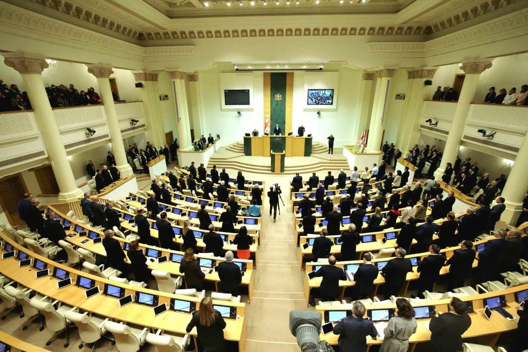 პარლამენტმა სტიქიური და ტრაგიკული მოვლენების შედეგად გარდაცვლილთა ხსოვნას წუთიერი დუმილით პატივი მიაგო