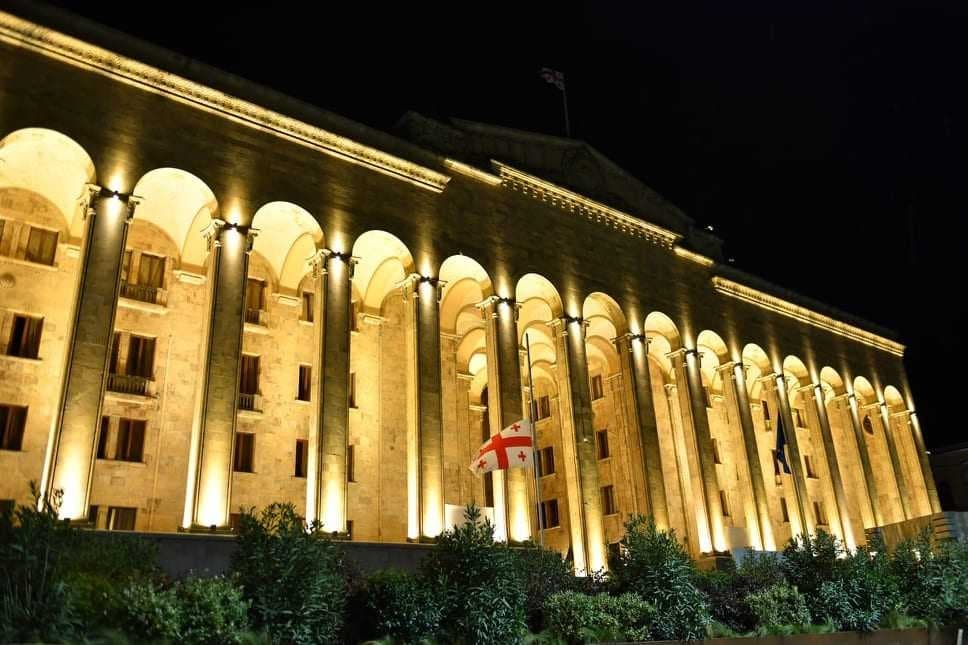 სოხუმის დაცემის 30 წლისთავთან დაკავშირებით პარლამენტის შენობაზე სახელმწიფო დროშა დაეშვა