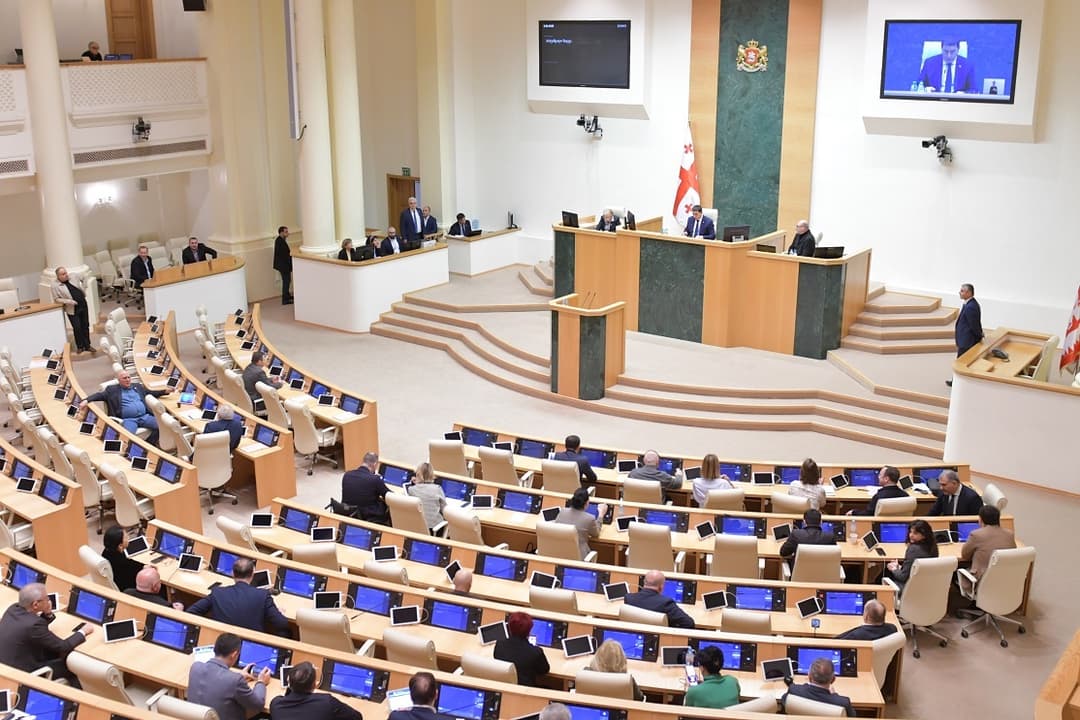 პარლამენტის წევრს, რომელსაც პლენარულ ან კომიტეტის სხდომას დაატოვებინებენ, ხელფასიდან 5% დაექვითება