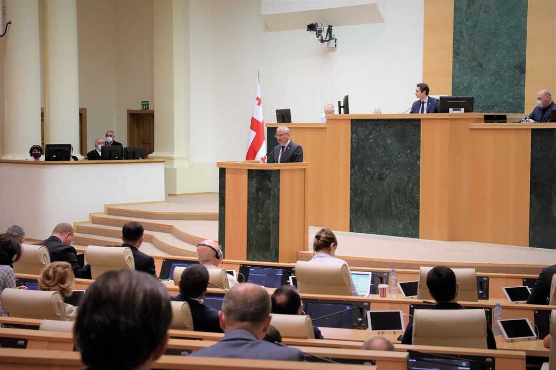 პარლამენტმა 52 ოპოზიციონერი დეპუტატის უფლებამოსილების ვადამდე შეწყვეტას მხარი არ დაუჭირა