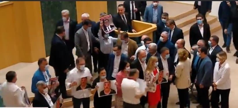 პარლამენტის სხდომათა დარბაზში ხმაური და დაპირისპირებაა