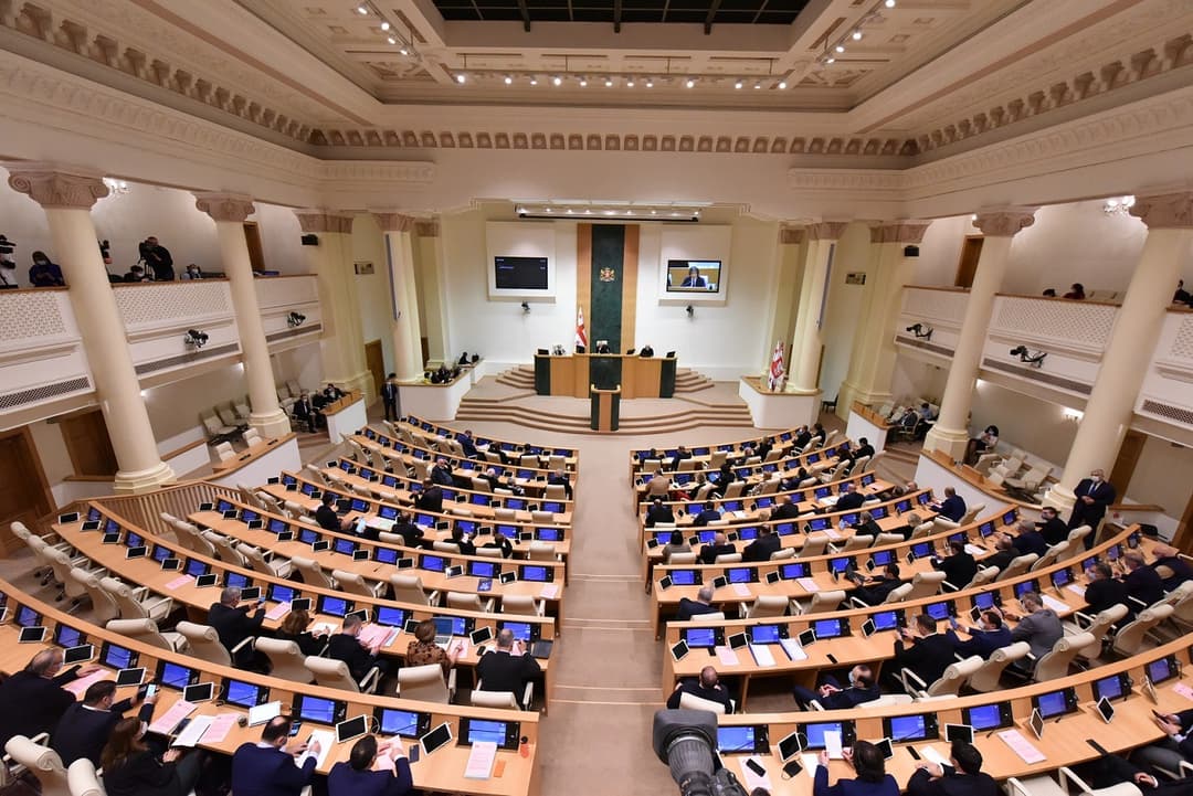 საბავშვო ბაღებისა და სკოლების შენობებზე სახელმწიფო დროშის აღმართვა სავალდებულო იქნება