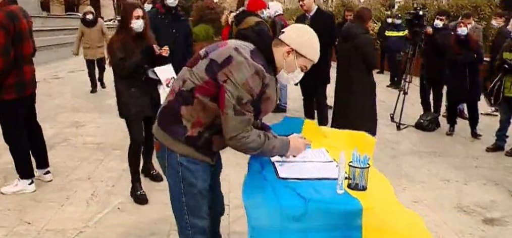 პარლამენტთან უკრაინელი ხალხის მხარდამჭერი აქცია მიმდინარეობს