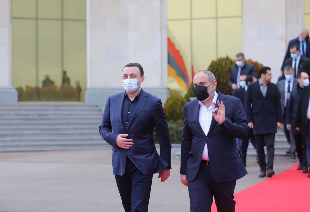 ირაკლი ღარიბაშვილმა ნიკოლ ფაშინიანი თბილისის საერთაშორისო აეროპორტიდან გააცილა