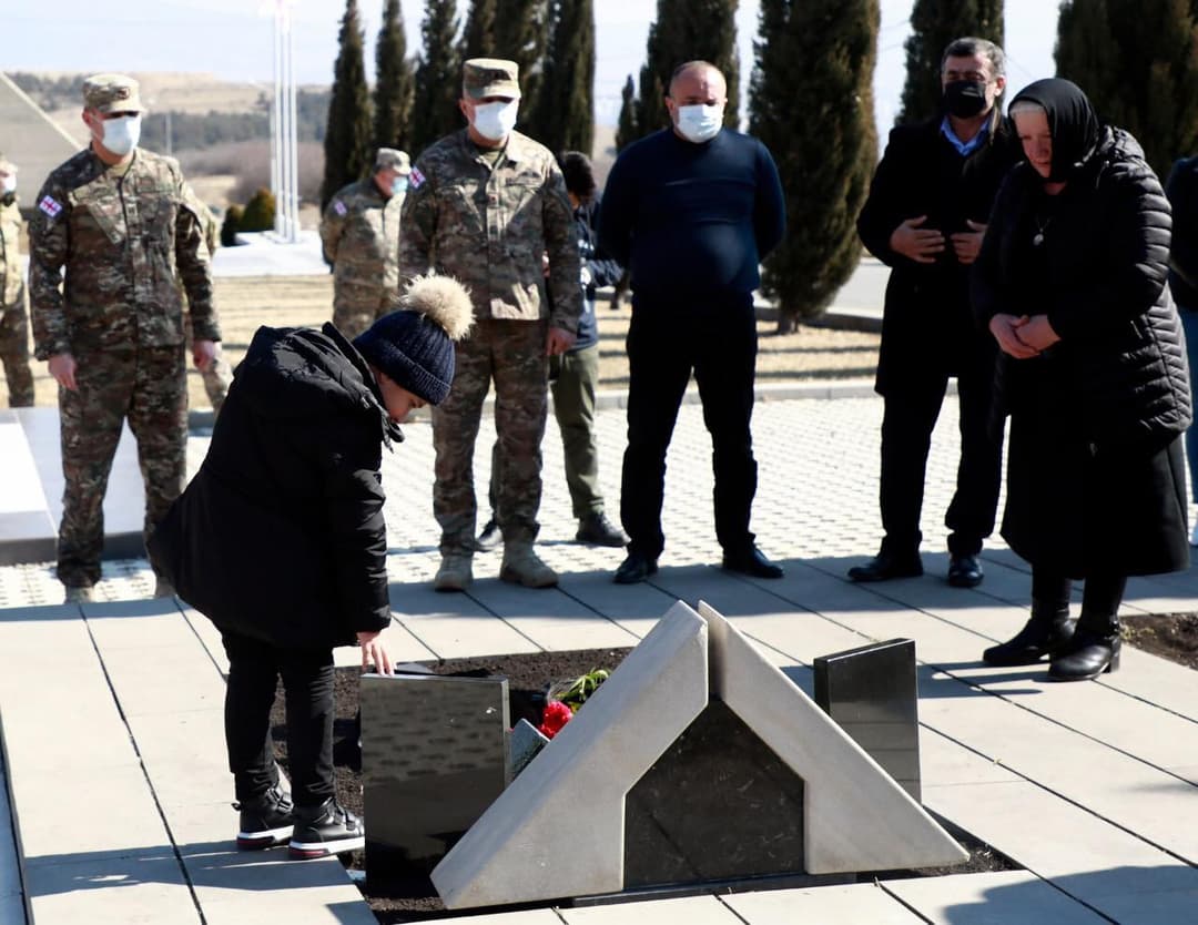 სამხედრო მოსამსახურეებმა არჩილ ტატუნაშვილის ხსოვნას პატივი მიაგეს