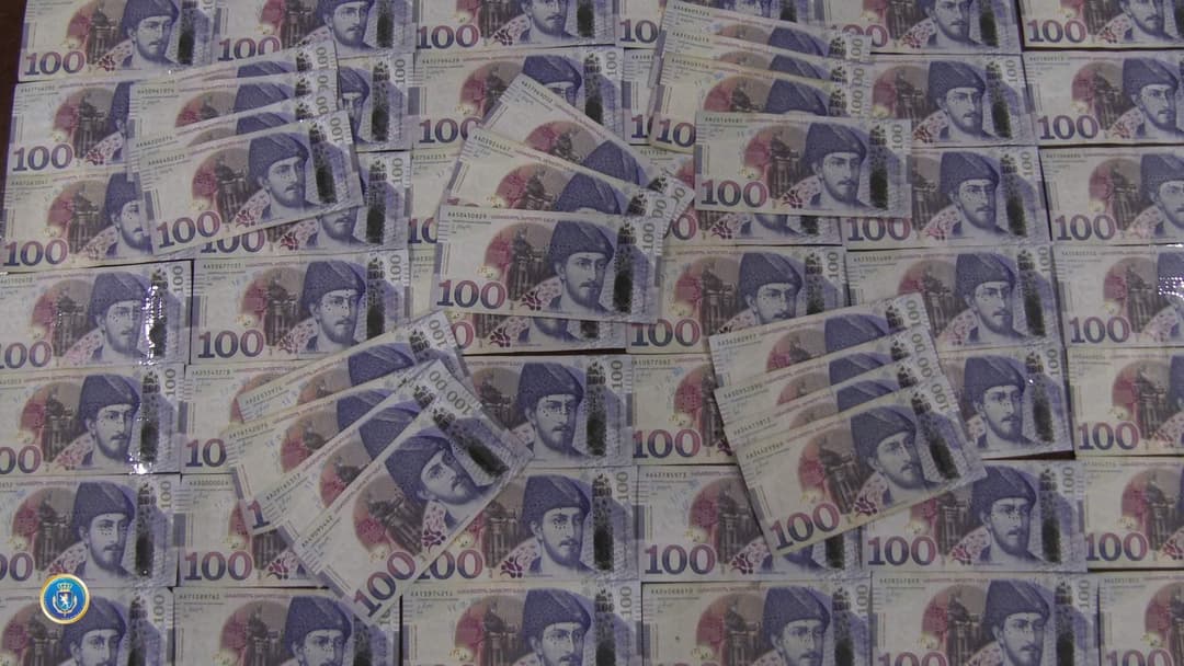 დიდი ოდენობით ყალბი ფულის დამზადება-გასაღების ფაქტზე სამი პირი პასუხისგებაში მისცეს, მათგან ერთი დაკავებულია