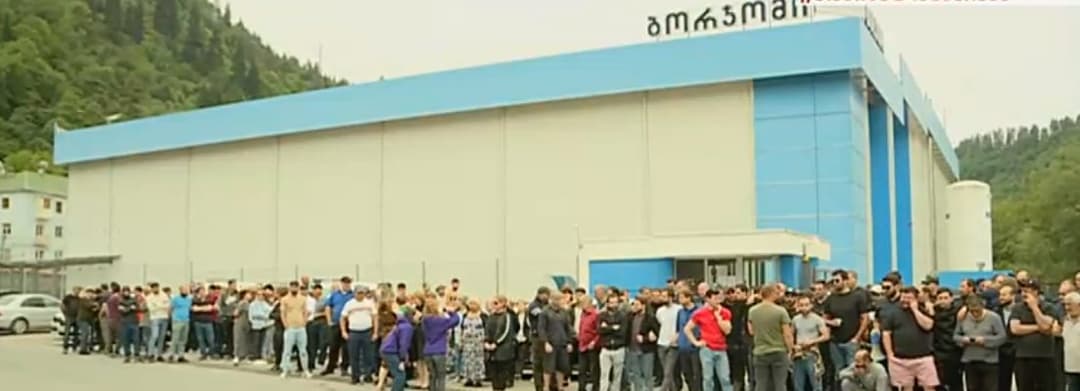 Striking employees of Borjomi block entracles of both plants, say company has plans to “punish” them
