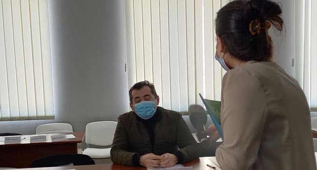 სენაკში საკრებულოს წევრებს “პოსტივის” ჟურნალისტმა მათემატიკის წიგნები დაურიგა