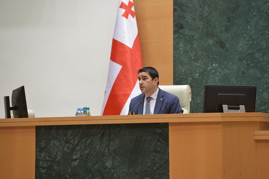 შალვა პაპუაშვილი – ბატონო დავით, თუ თქვენს მანდატს და ქვეყანას უფრო სერიოზულად მიუდგებით და არა საბავშვო კონსტიტუციის დონეზე, მიხვდებით სად უნდა იდგეთ