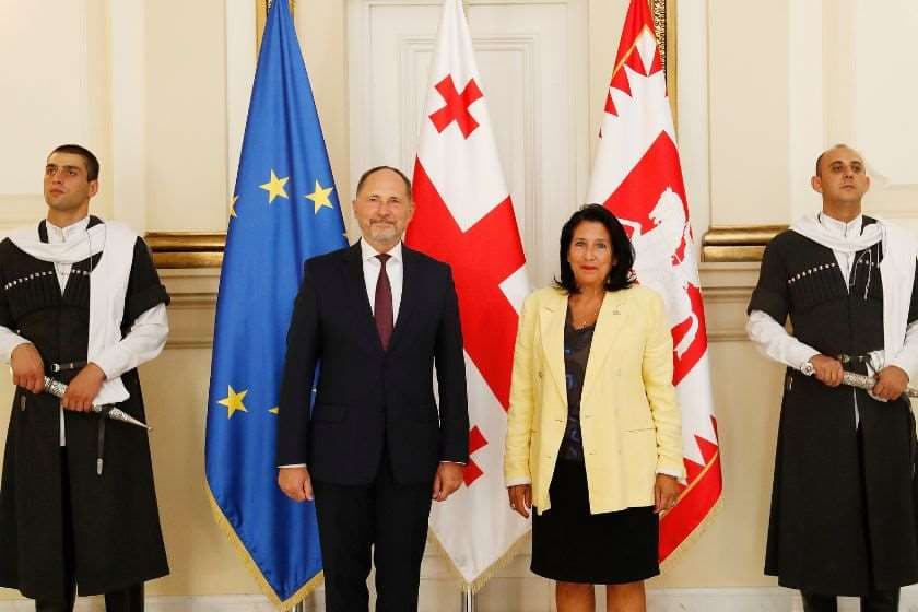 Frontnews image description