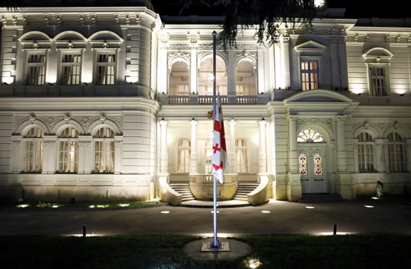 პრეზიდენტის სასახლეზე სახელმწიფო დროშა დაშვებულია