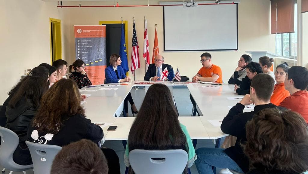 “პროგრესის” სკოლებს “ევროპული ალიანსი საქართველოსთვის” აღმასრულებელი დირექტორი სტუმრობდა