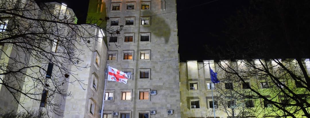 პატიმართა მიმართ დამამცირებელი და არაადამიანური მოპყრობის ფაქტებზე ბრალდებულს 3,9 წლით პატიმრობა მიესაჯა