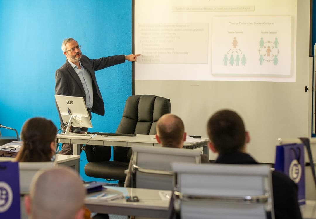 “ევროპის უნივერსიტეტში“ მედიცინის ფაკულტეტის პერსონალისთვის ესპანელი პროფესორის ტრენინგების სერია დაიწყო