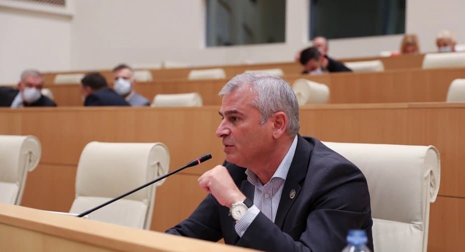 ირაკლი ქადაგიშვილი – როდესაც ორი დღით ადრე ეუბნები პარლამენტის თავმჯდომარეს, აი, ახლა ჩამოვდივარ და რაღაც ფორმატს ვიწყებთ, ამ დროს კი ეს ფორმატი სულ სხვა რეჟიმში უნდა შეთანხმდეს, ეს არ არის კორექტული დამოკიდებულება