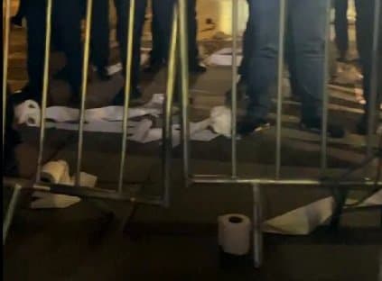 აქციის მონაწილეებმა მთავრობის ადმინისტრაციის შენობას ტუალეტის ქაღალდები ესროლეს