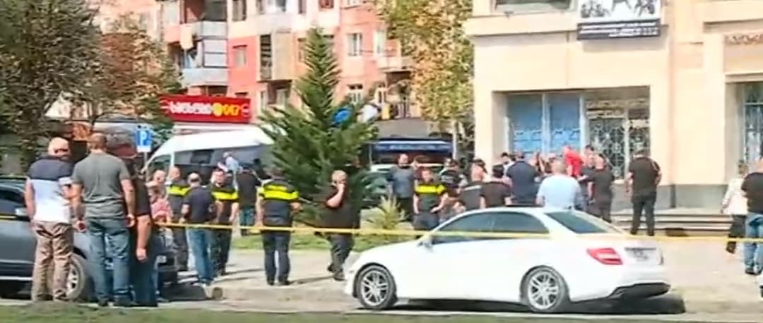 ქუთაისში, ერთ-ერთი ბანკის ფილიალში შეიარაღებული პირი შეიჭრა და სავარაუდოდ, მძევლები აიყვანა