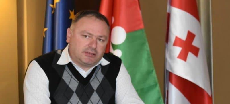 ოზურგეთის მერის თანაშემწე ოჯახში ძალადობის ბრალდებით დააკავეს