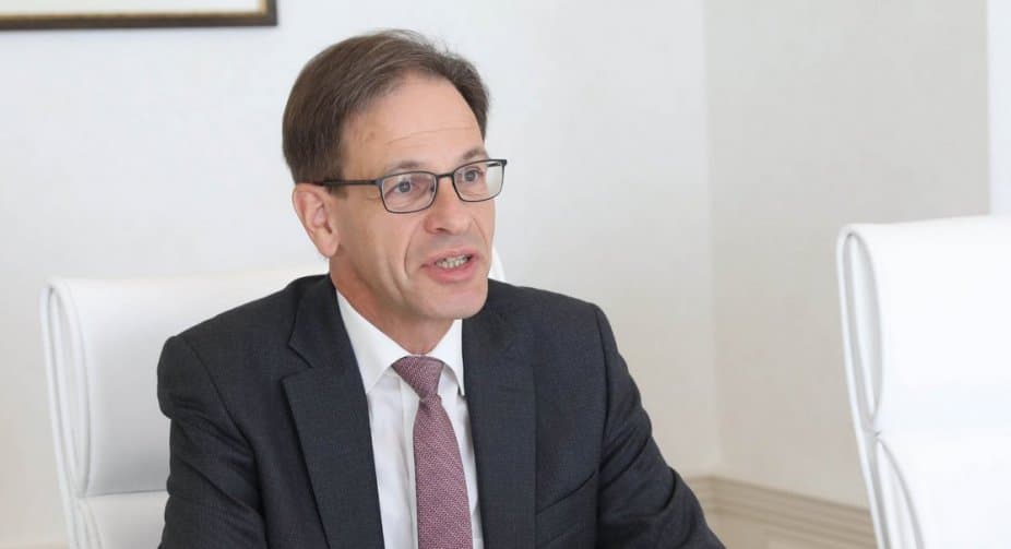 ჰუბერტ ქნირში – დისკუსია, რომელიც ფოკუსირებულია პერსონებზე და მათ არალეგიტიმურად ცნობს პოლიტიკაში მსახურებისთვის, არის პოლარიზებული