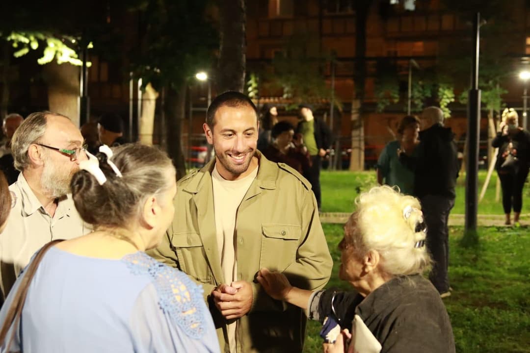 “ქართული ოცნების” ვაკის დელეგატი ზუკა რურუა ვაკის რაიონში, ნიკოლოზ ყიფშიძის N2-4 კორპუსების მობინადრეებს შეხვდა