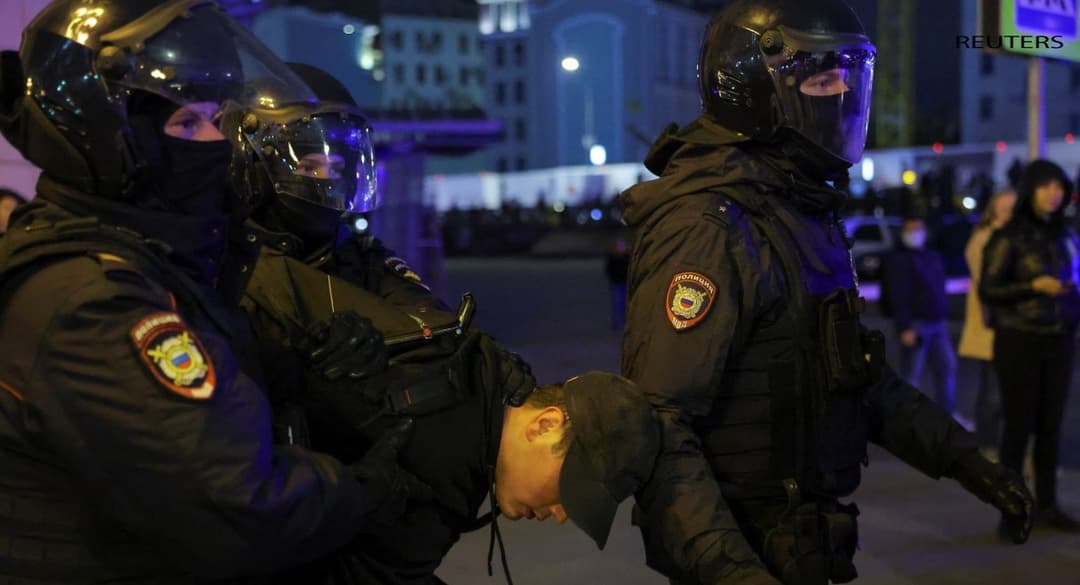 რუსეთის ქალაქებში მობილიზაციის საწინააღმდეგო აქციებზე ასობით ადამიანია დაკავებული