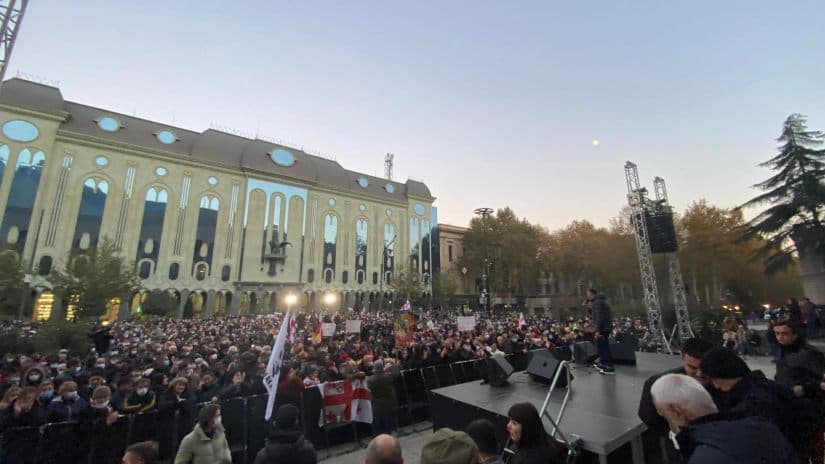 პარლამენტთან ოპოზიციის აქცია მიმდინარეობს