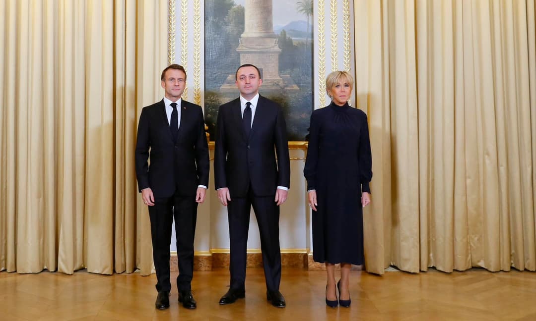 ირაკლი ღარიბაშვილი საფრანგეთის პრეზიდენტის და მისი მეუღლის სახელით გამართულ ვახშამზე იმყოფებოდა