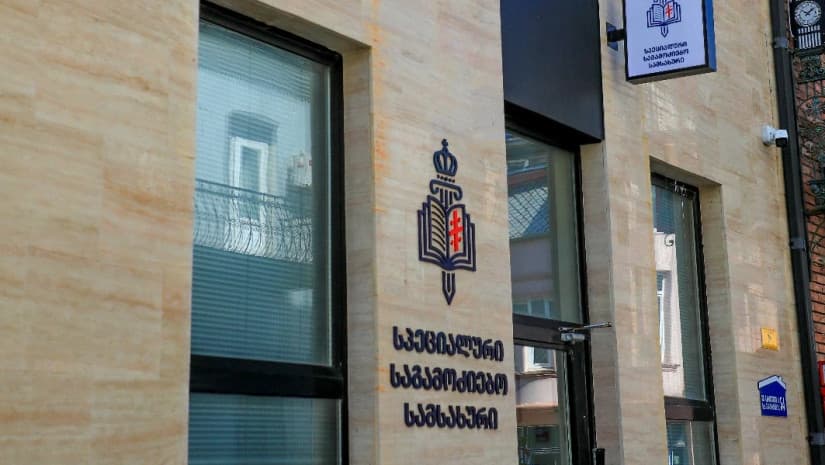 “მთავარი არხის” ჟურნალისტსა და ოპერატორზე ძალადობის ფაქტზე ორი პირი დააკავეს