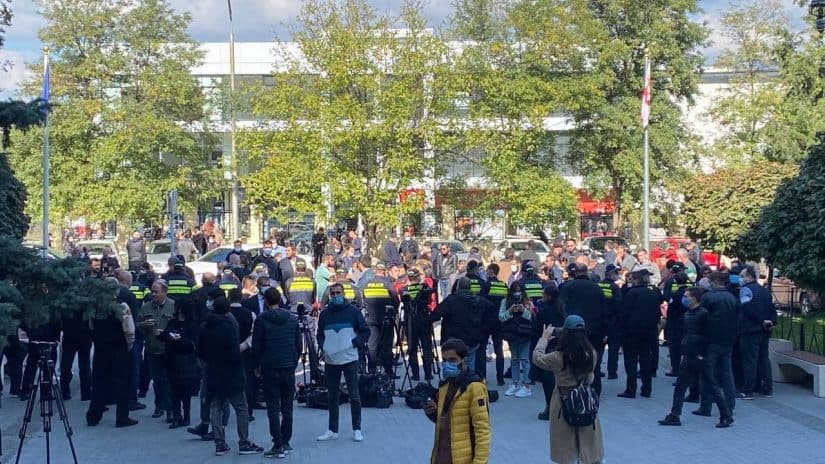 სასამართლოსთან ჟურნალისტებს 5-6 ივლისის ძალადობრივი აქციის მონაწილეების ახლობლები დაუპირისპირდნენ