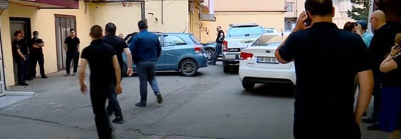 ილია ელოშვილის საცხოვრებელ სახლში საგამოძიებო მოქმედებები მიმდინარეობს