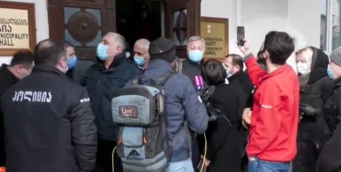 ქობულეთის საკრებულოში “ნაციონალური მოძრაობის“ წევრები და ჟურნალისტები არ შეუშვეს