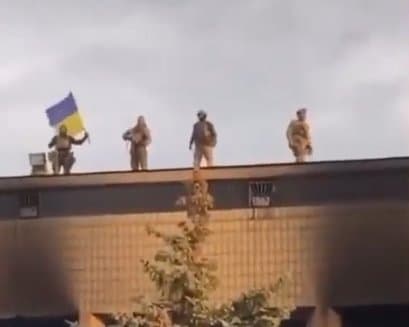 უკრაინის შეიარაღებული ძალების მებრძოლებმა იზიუმის საკრებულოს თავზე უკრაინის დროშა აღმართეს