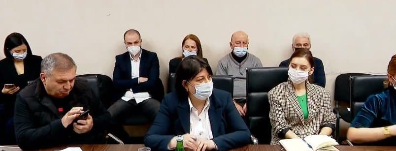 თბილისის საკრებულოში კომისიის სხდომა ხმაურისა და დაპირისპირების ფონზე მიმდინარეობს