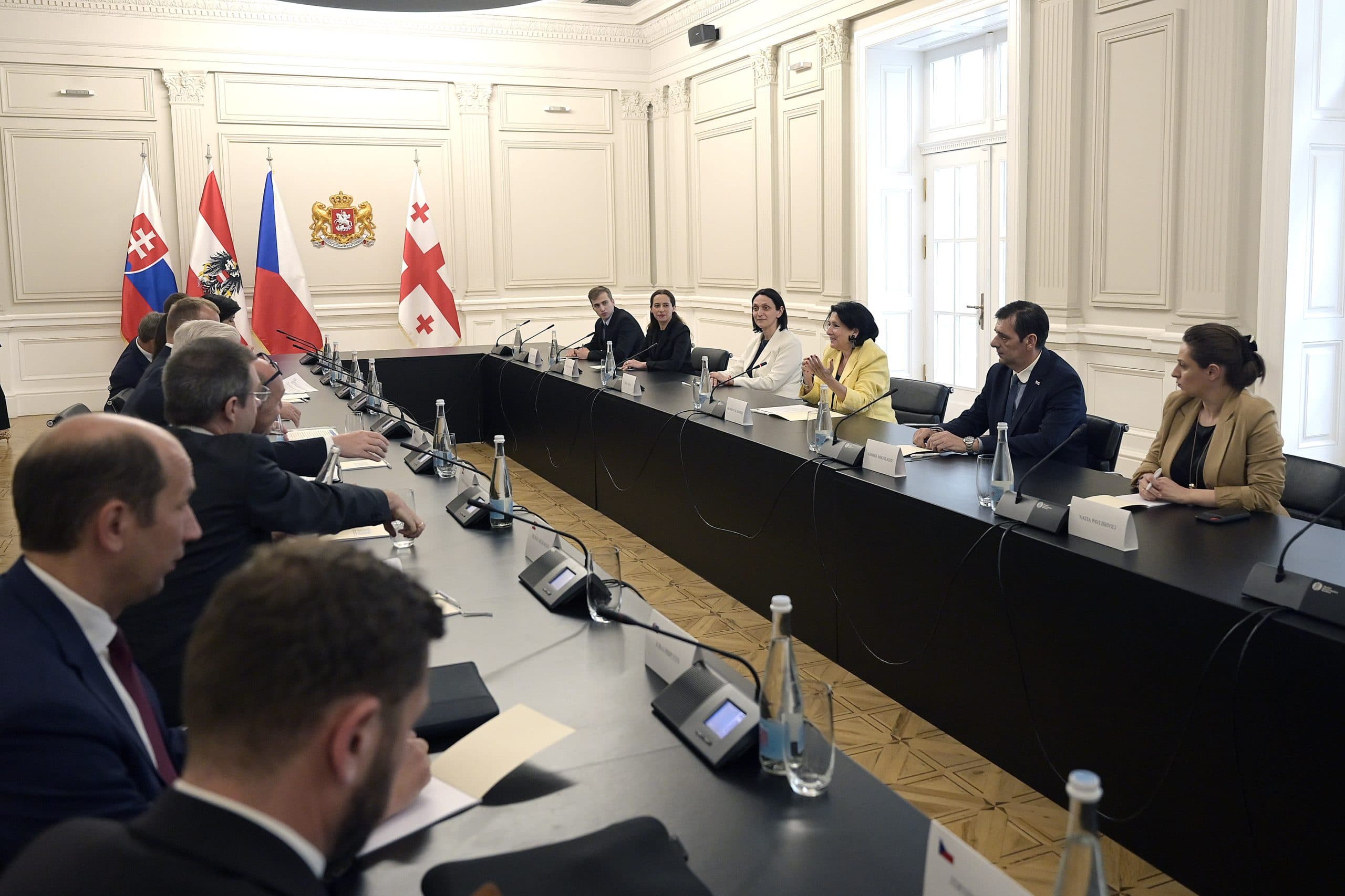 Frontnews image description