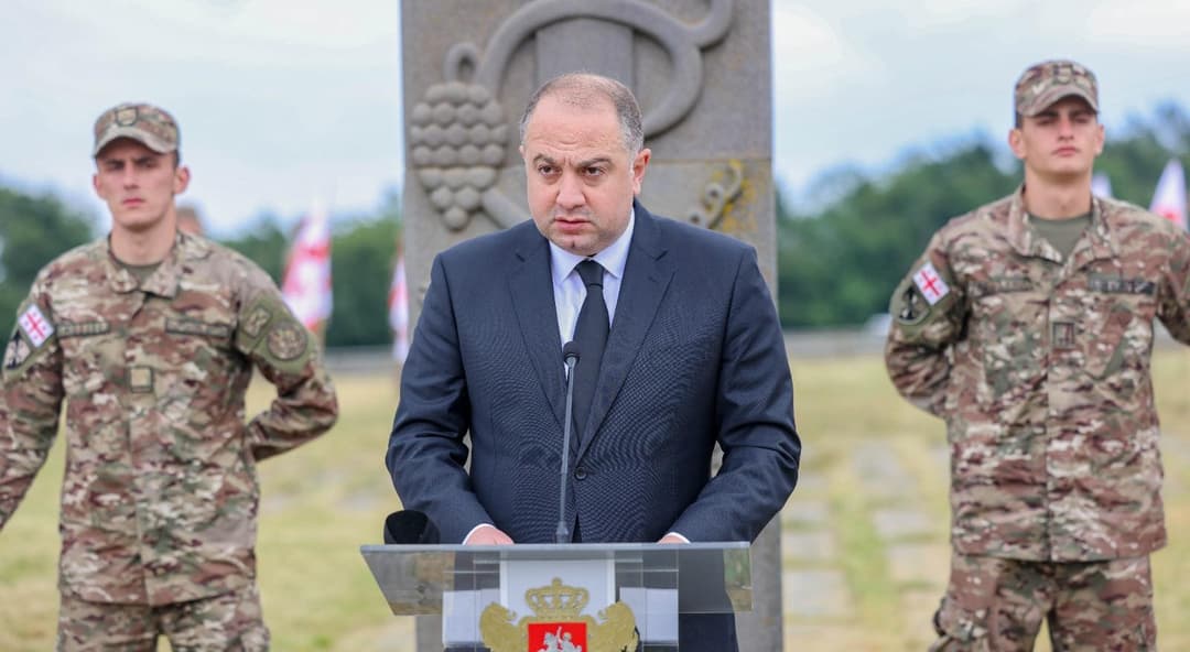 ირაკლი ჩიქოვანმა სერჟანტებს პროფესიული დღე დიდგორის მემორიალთან მიულოცა