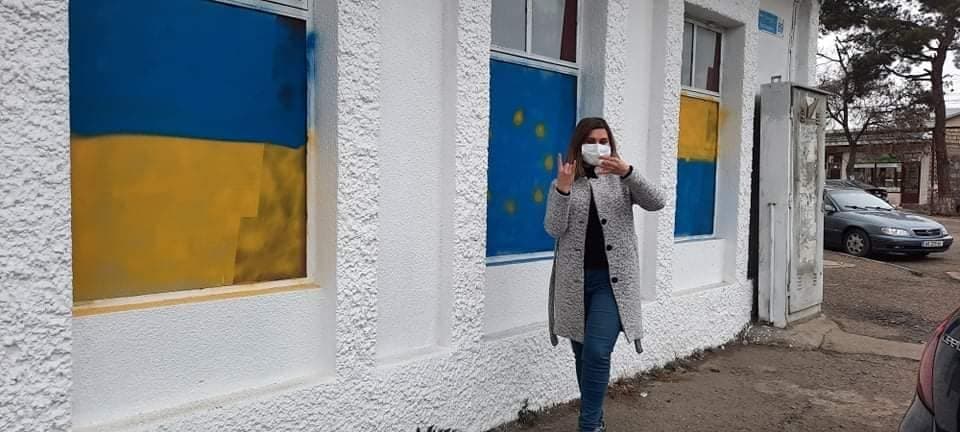 Court issues verbal reprimand to activist painting Ukrainian flags on pro-Russian party office in Marneuli