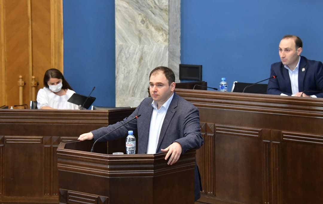 პარლამენტში დეოკუპაციისა და რუსეთ-საქართველოს კონფლიქტის მშვიდობიანი მოგვარების შესახებ მომზადებული რეზოლუციის განხილვა დაიწყო