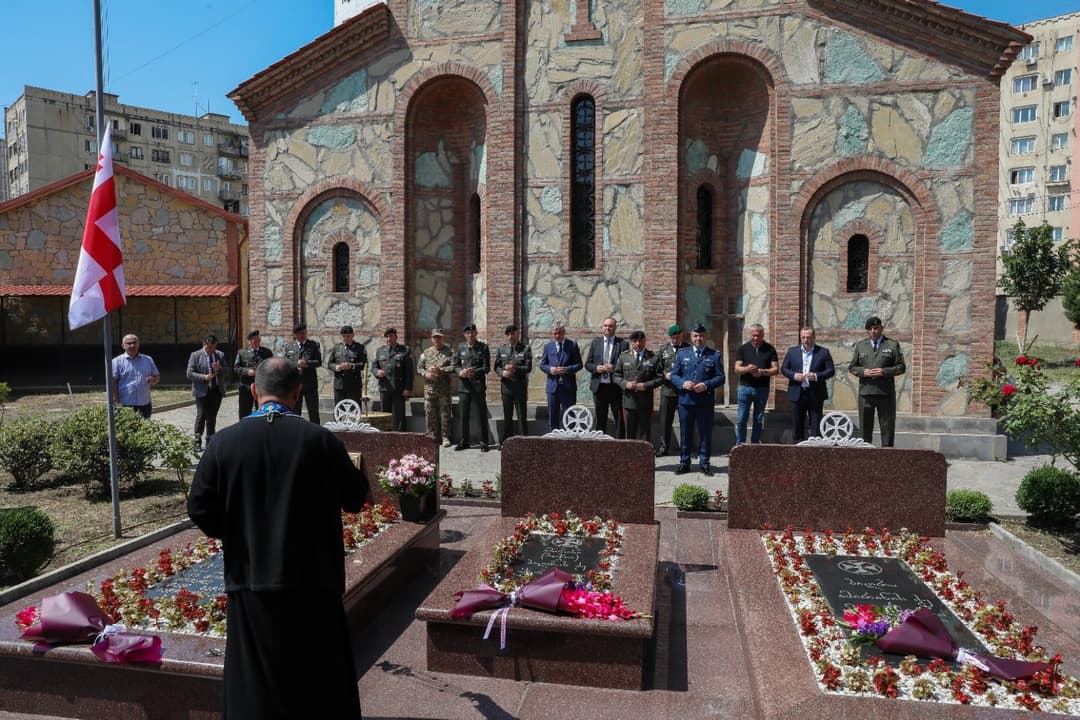თავდაცვის უწყების ხელმძღვანელი პირები დაღუპული გმირების სულის მოსახსენიებელ პანაშვიდს დაესწრნენ