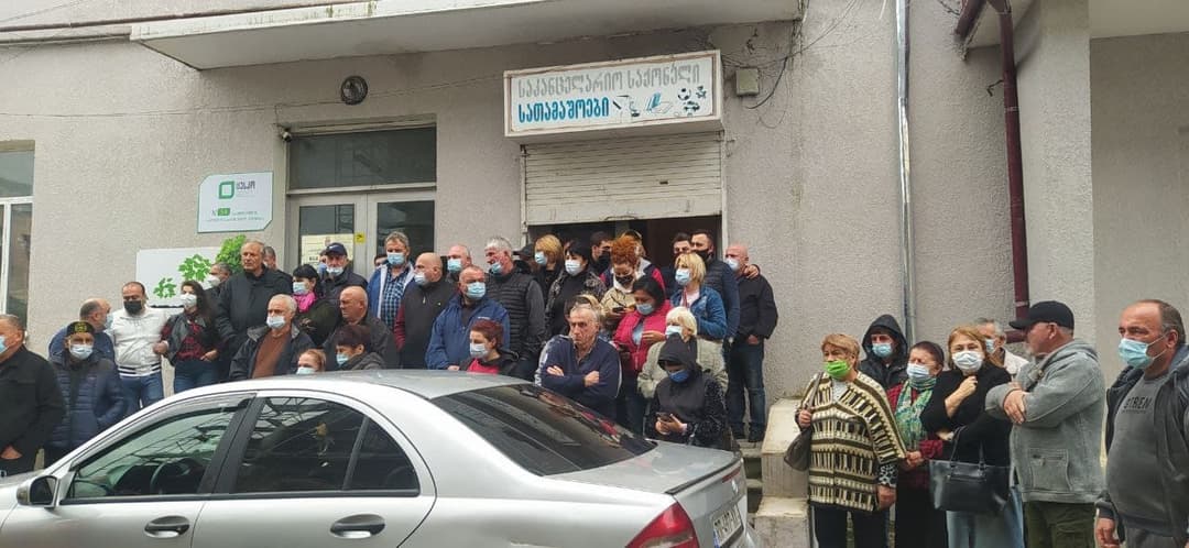 სამტრედიაში, საოლქო კომისიასთან ხმაური და დაპირისპირება იყო