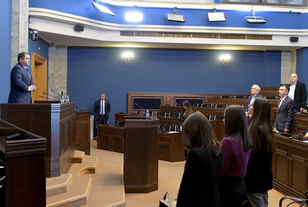 პარლამენტის საგარეო ურთიერთობათა კომიტეტის წევრებმა კირბალში მოკლული თამაზ გინტურის ხსოვნას წუთიერი დუმილით პატივი მიაგეს