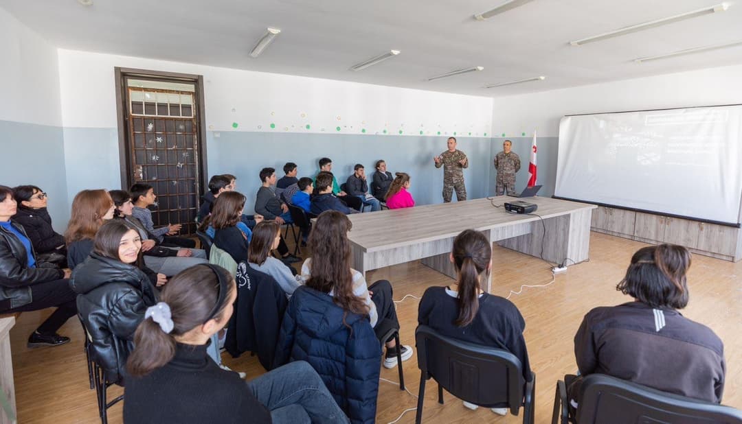 სამხედრო მოსამსახურეები სკოლებში თავდაცვის ძალების შესახებ საინფორმაციო შეხვედრებს აგრძელებენ