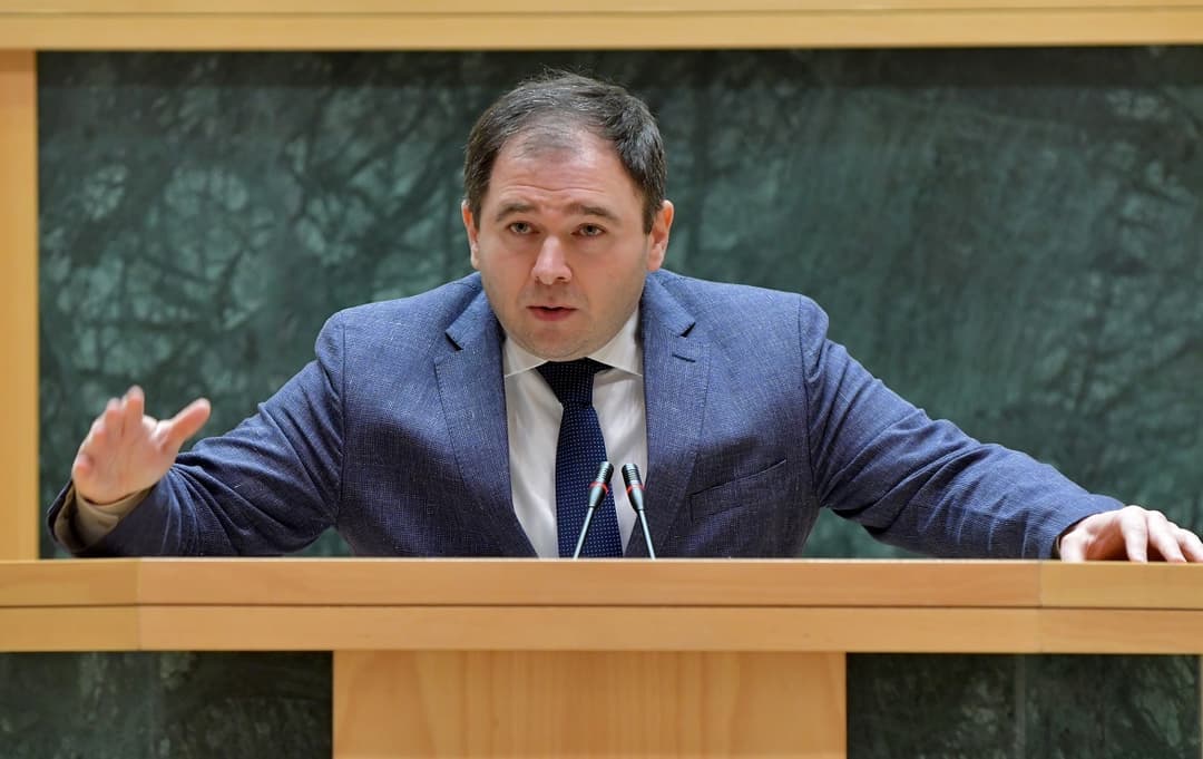 ნიკოლოზ სამხარაძე – ეს ქვეყანა არ იმსახურებს იმ ოპოზიციას, რომელმაც 6 თვის განმავლობაში სრულიად უსაფუძვლოდ აჯანჯღარა ქვეყანა, არ იმსახურებს არაჟნის კონტეინერით უკანასკნელი კონტრაბანდისტივით შემოპარულ ყოფილ პრეზიდენტს