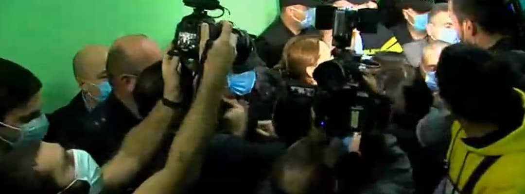 ზუგდიდის #67 საოლქო საარჩევნო კომისიასთან ხმაური და დაპირისპირებაა