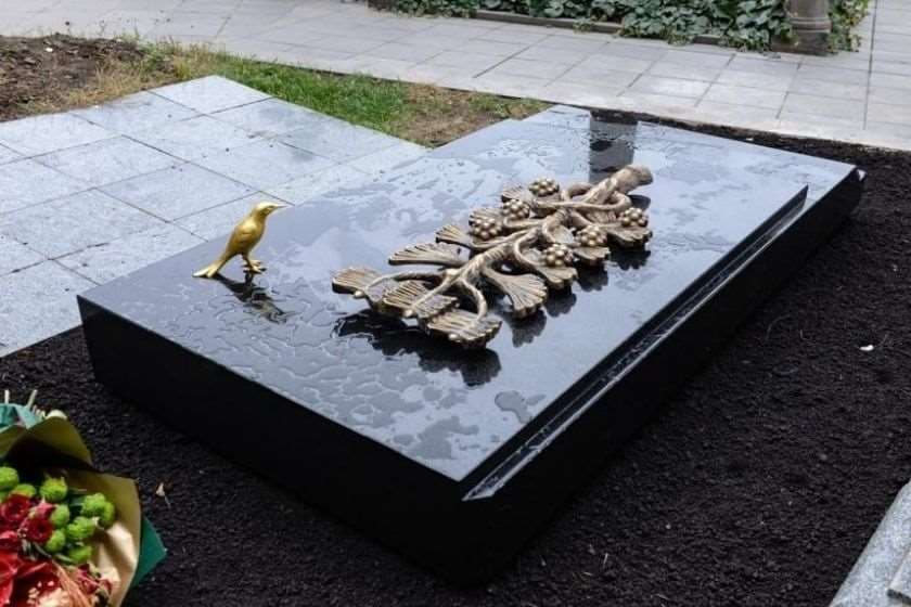 მთაწმინდაზე ანზორ ერქომაიშვილის საფლავის მოწყობა დასრულდა