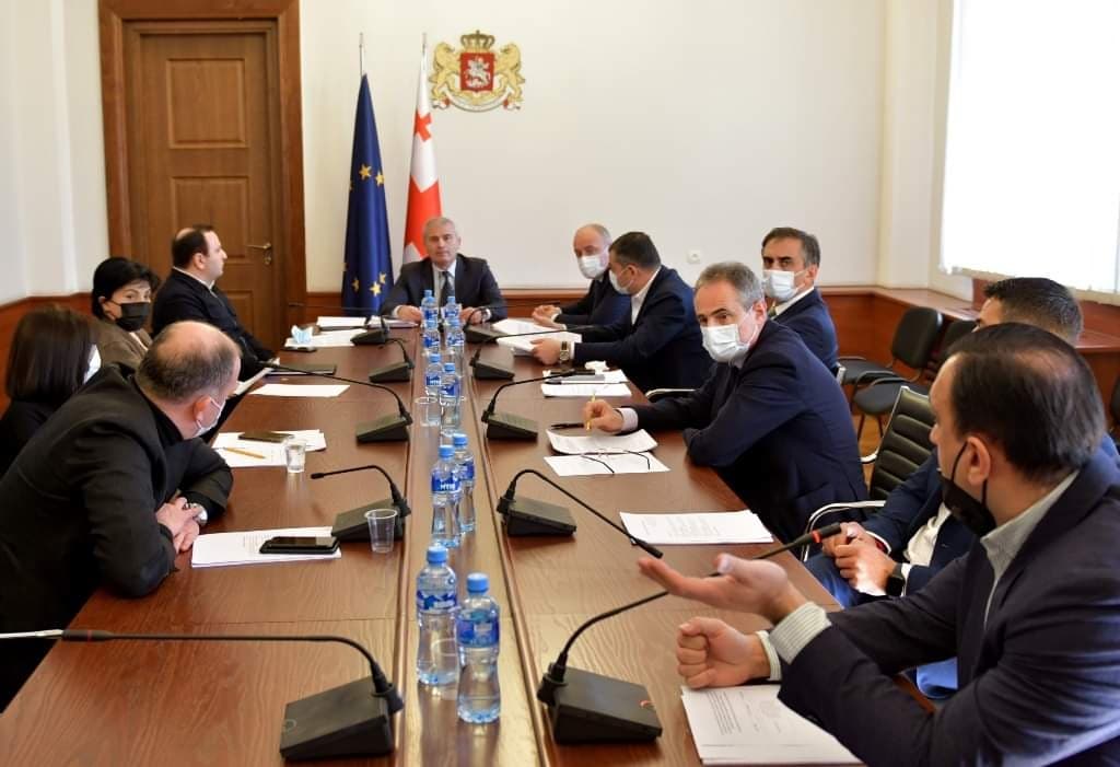 საპროცედურო საკითხთა და წესების კომიტეტმა პარლამენტის ოთხი წევრისთვის უფლებამოსილების ვადამდე შეწყვეტის თაობაზე იმსჯელა