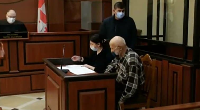 შვილის განზრახ მკვლელობის მცდელობისთვის დაკავებული აცხადებს, რომ მუდმივი ძალადობის მსხვერპლი იყო